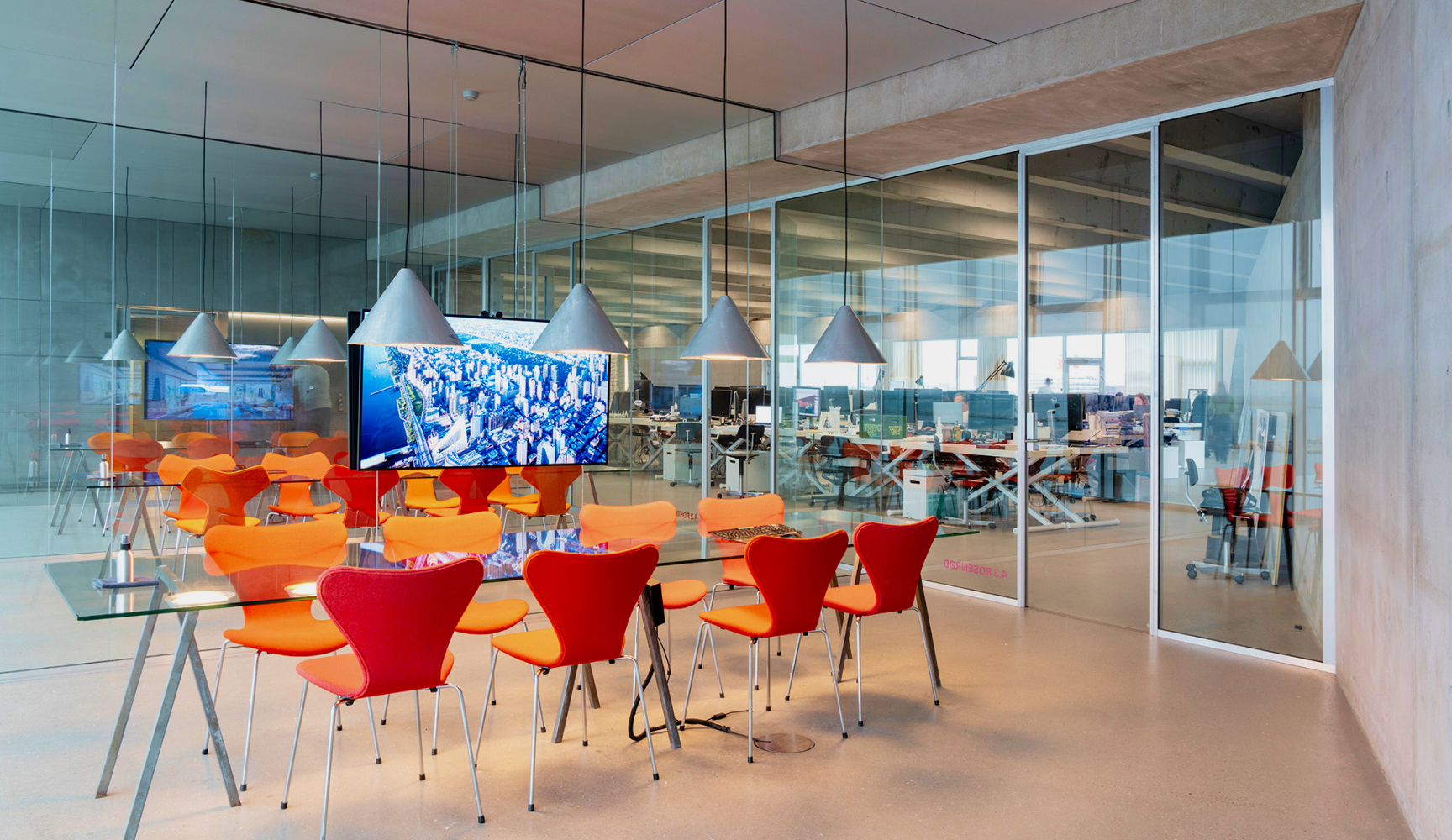 Meeting room with DEKO FG partitions and orange chairs