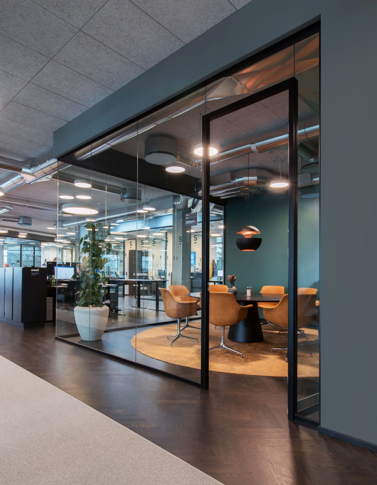 Dark-framed meeting box with DEKO TD door