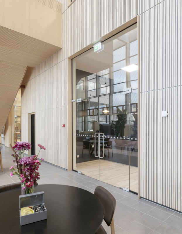 Glazed partition with DEKO GD door